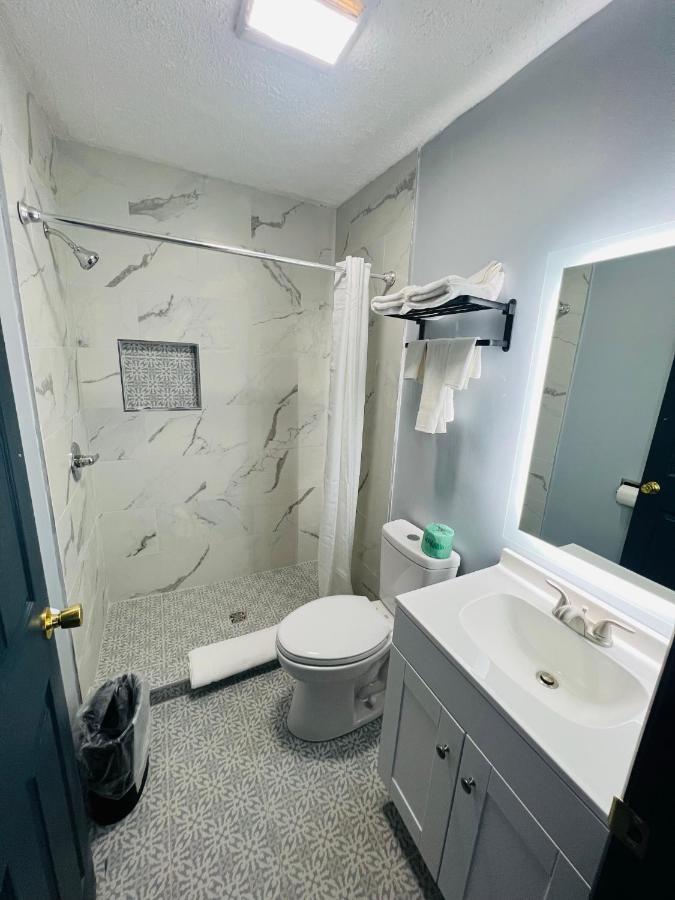 Hillsboro Inn & Suites Bagian luar foto